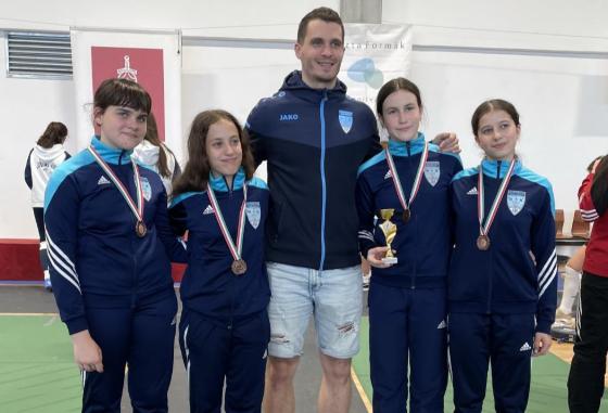 Bronzérmet nyert a ZVE gyermek leány csapata a Tőr Országos Bajnokságon! Bronzérmet nyert a ZVE gyermek leány csapata a Tőr Országos Bajnokságon!